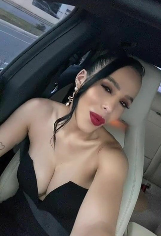 Gorgeous Jessi Pereira Shows Cleavage in a Car