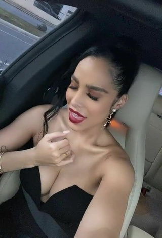 2. Gorgeous Jessi Pereira Shows Cleavage in a Car