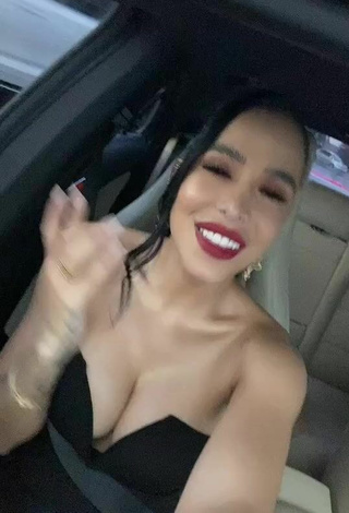 3. Gorgeous Jessi Pereira Shows Cleavage in a Car