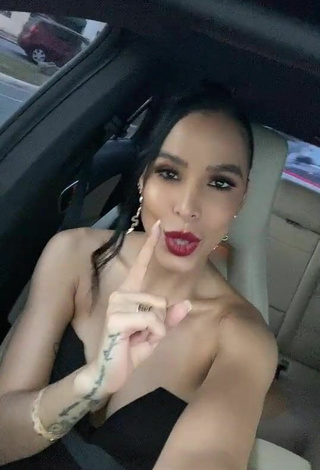 5. Gorgeous Jessi Pereira Shows Cleavage in a Car