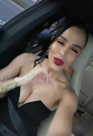 6. Gorgeous Jessi Pereira Shows Cleavage in a Car