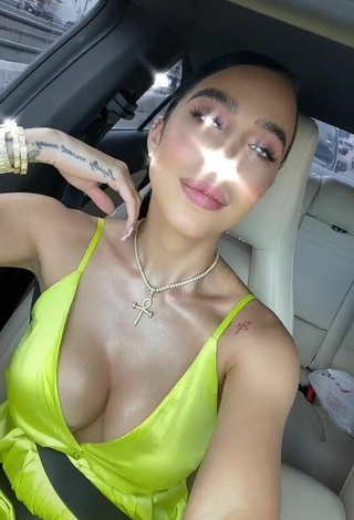 Jessi Pereira Demonstrates Amazing Cleavage in a Car