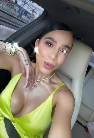 3. Jessi Pereira Demonstrates Amazing Cleavage in a Car