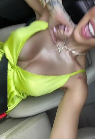 4. Jessi Pereira Demonstrates Amazing Cleavage in a Car