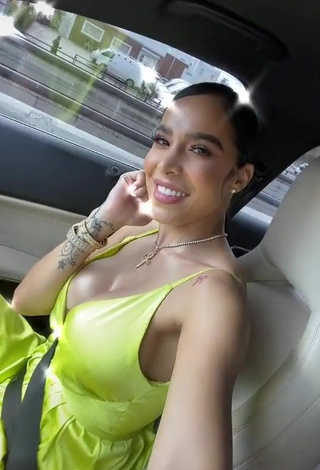 5. Jessi Pereira Demonstrates Amazing Cleavage in a Car