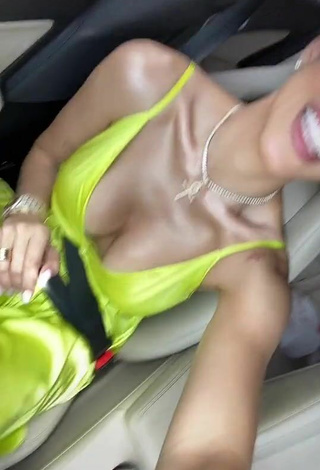 6. Jessi Pereira Demonstrates Amazing Cleavage in a Car