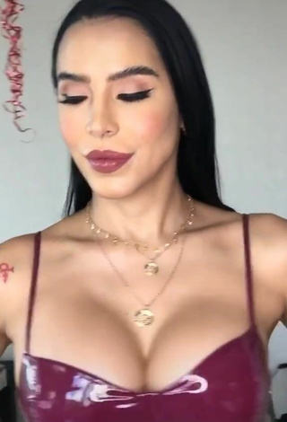 2. Adorable Jessi Pereira Shows Cleavage