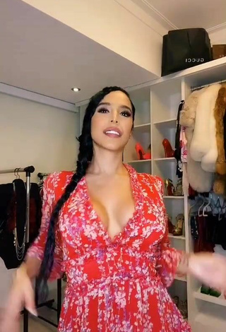 2. Jessi Pereira Shows her Cute Cleavage and Bouncing Tits