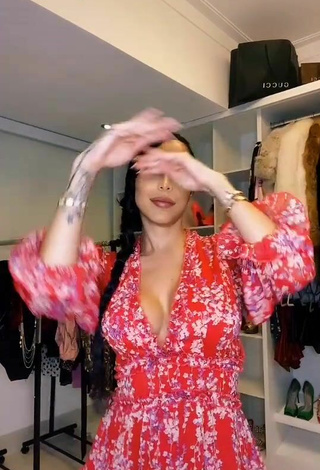 4. Jessi Pereira Shows her Cute Cleavage and Bouncing Tits