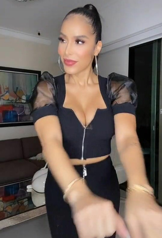 3. Cute Jessi Pereira Shows Cleavage in Black Crop Top while Twerking