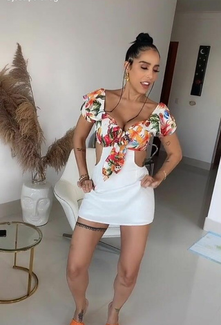 5. Sultry Jessi Pereira Shows Cleavage in Floral Overall