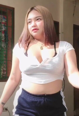 6. Sexy Joanne Duldulao Shows Cleavage in White Crop Top and Bouncing Boobs