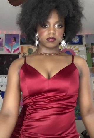 Luscious Jordan Nata'e Shows Cleavage