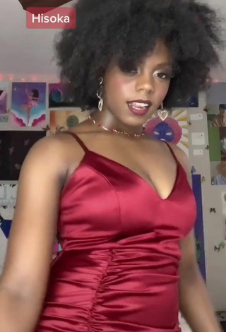 2. Luscious Jordan Nata'e Shows Cleavage