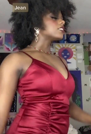 5. Luscious Jordan Nata'e Shows Cleavage