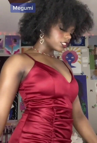 6. Luscious Jordan Nata'e Shows Cleavage