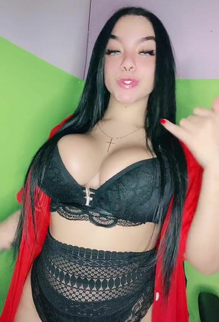 2. Karniello Shows Cleavage in Erotic Black Bra and Bouncing Boobs