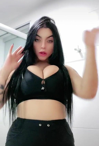 5. Seductive Karniello Shows Cleavage in Black Crop Top