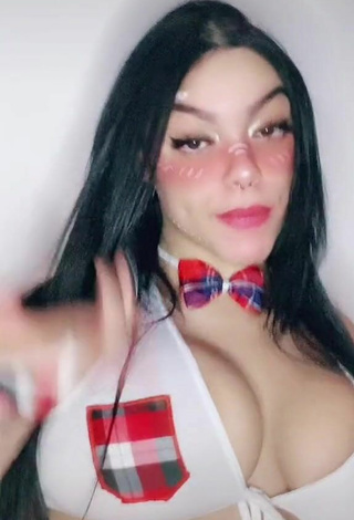 6. Hot Karniello Shows Cleavage in White Crop Top and Bouncing Tits