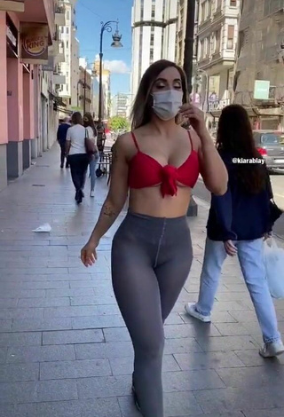 Kiarablaysexy Shows her Alluring Butt in a Street (Underboob)