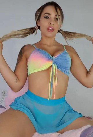 Erotic Kiarablaysexy Shows Cleavage in Crop Top