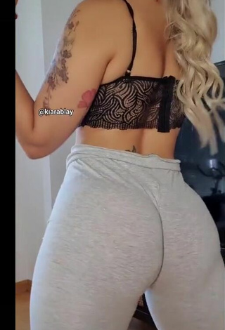 4. Attractive Kiarablaysexy Shows Big Butt