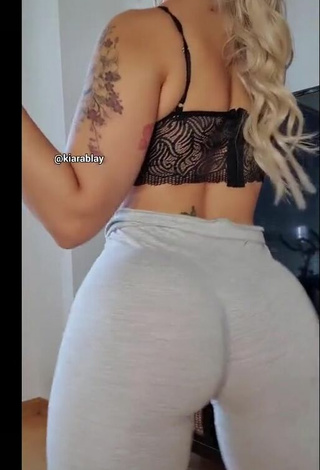 6. Attractive Kiarablaysexy Shows Big Butt