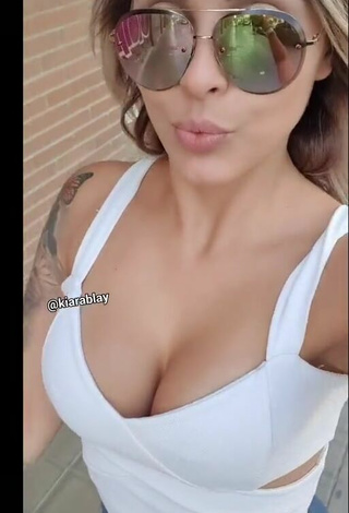 3. Titillating Kiarablaysexy Shows Cleavage in White Crop Top