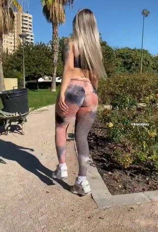 Sweetie Kiarablaysexy Shows Butt in a Street