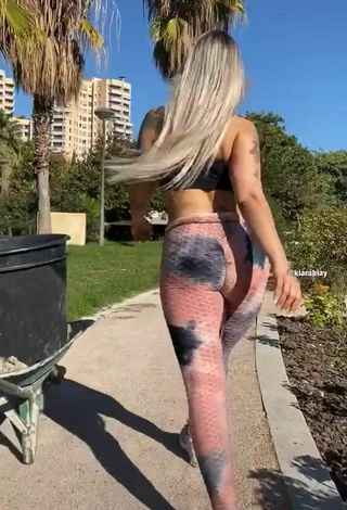 2. Sweetie Kiarablaysexy Shows Butt in a Street