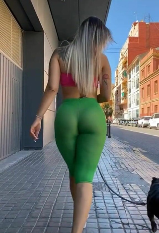 3. Kiarablaysexy Shows her Cute Butt in a Street