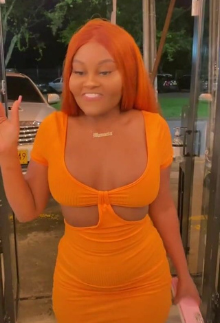 Luscious Lajesuu Shows Cleavage