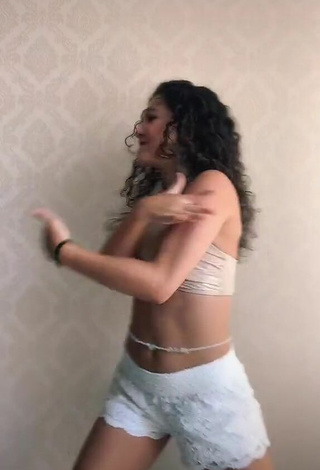 6. Luscious Lorena Tucci Shows Cleavage in Beige Crop Top and Bouncing Tits