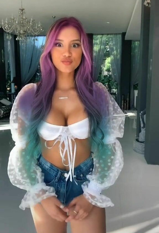 4. Sultry Mariana Morais Shows Cleavage in White Crop Top and Bouncing Boobs