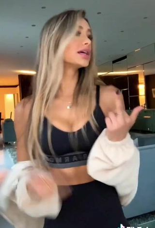 5. Sexy Mariana Morais Shows Cleavage in Black Sport Bra