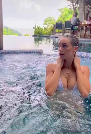 2. Wonderful Mariana Morais Shows Cleavage in Bikini at the Pool (Underboob)