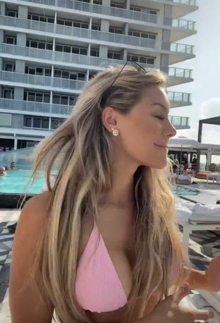 2. Sultry Mariana Morais Shows Cleavage in Pink Bikini Top