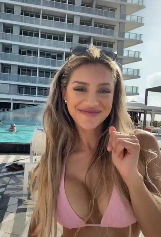 4. Sultry Mariana Morais Shows Cleavage in Pink Bikini Top