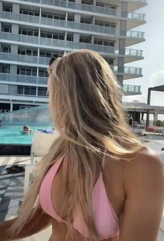 6. Sultry Mariana Morais Shows Cleavage in Pink Bikini Top