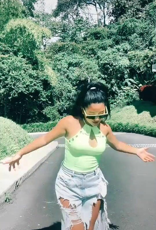 Sultry Mafe Vásquez in Green Top