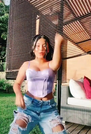 2. Luscious Mafe Vásquez Shows Cleavage in Purple Crop Top