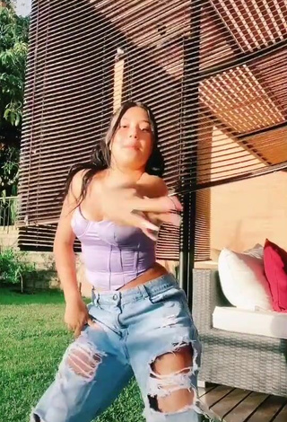 3. Luscious Mafe Vásquez Shows Cleavage in Purple Crop Top