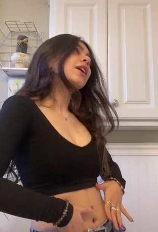 4. Sexy Mahak Hamid in Black Crop Top