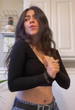 6. Sexy Mahak Hamid in Black Crop Top