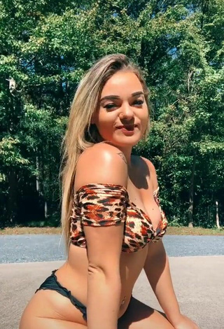 3. Hot Makayla Weaver in Bikini