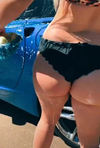 5. Hottie Makayla Weaver Shows Butt