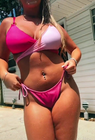 5. Sultry Makayla Weaver Shows Cleavage in Pink Bikini