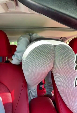 Sweetie Makayla Weaver Shows Butt in a Car