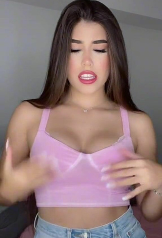 4. Erotic María Paulina Shows Cleavage in Pink Crop Top