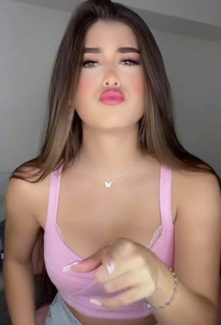 6. Erotic María Paulina Shows Cleavage in Pink Crop Top